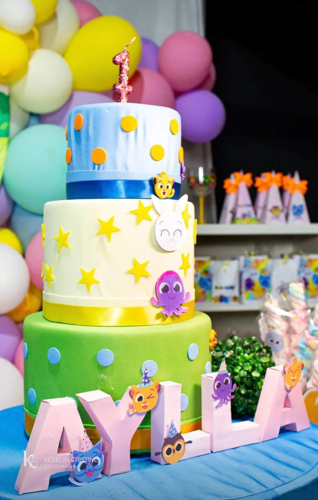 Bolo de aniversário de três andares com tema Bolofofos e o nome Aylla em letras decoradas