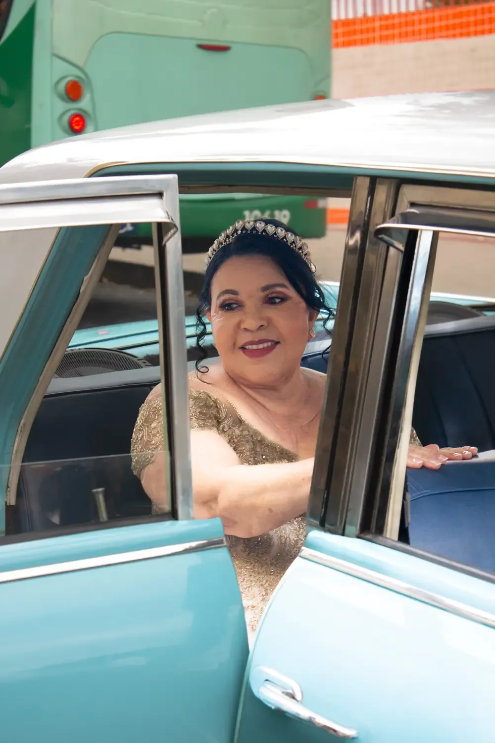 Noiva acenando pela janela do carro antigo